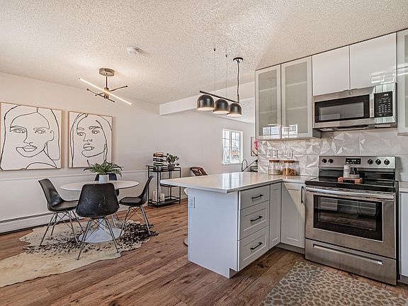 Kitchen nook and breakfast bar
