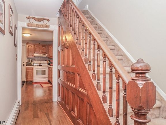 4th image of 37 Oak St