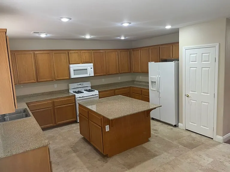 321 Waterton Lakes Ave — Photo 7
