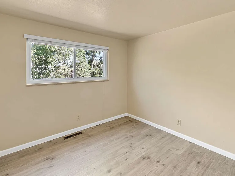 1401 Sanderson Ave — Photo 29