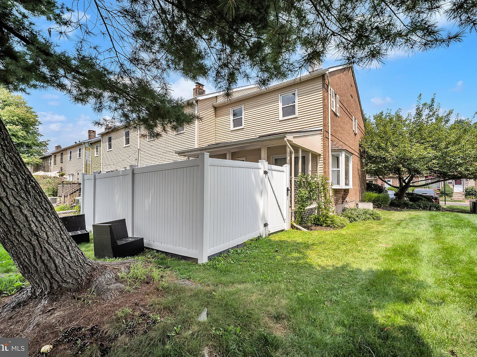 3 bed, 2.5 bath, 2482 sqft, $2,650 — Photo 3