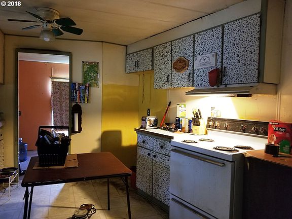 4th image of 822 Celilo St