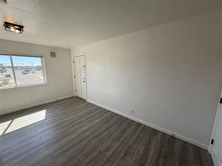 Renovated 2nd Floor Nob Hill 1 Bedroom w/ Ref Air & Balcony! — Photo 13