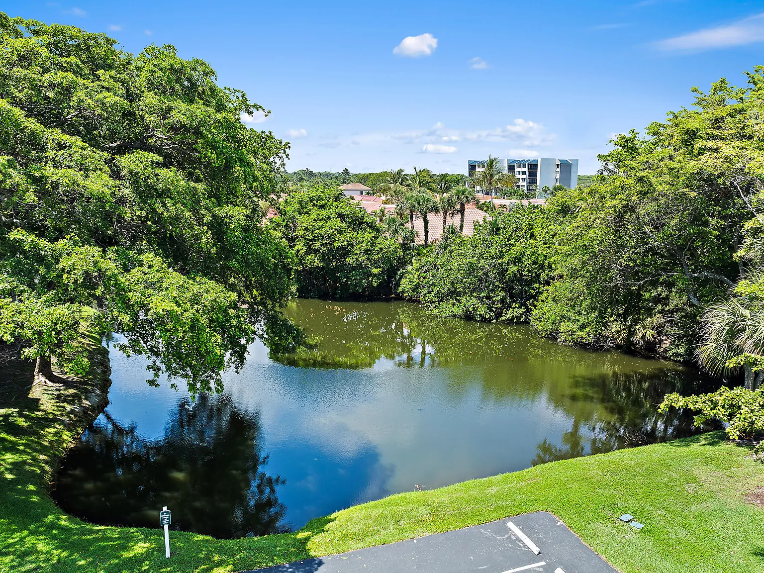 1 bed, 1.5 bath, 860 sqft, $1,950 — Photo 3