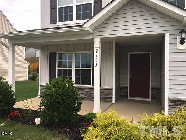 3 bed, 2.5 bath, 2309 sqft, $1,995 — Photo 2