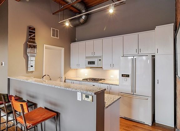 5th image of 420 W Grand Ave APT 5A