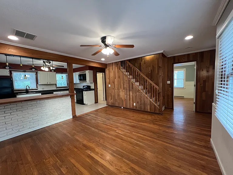 221 Henderson St — Photo 3