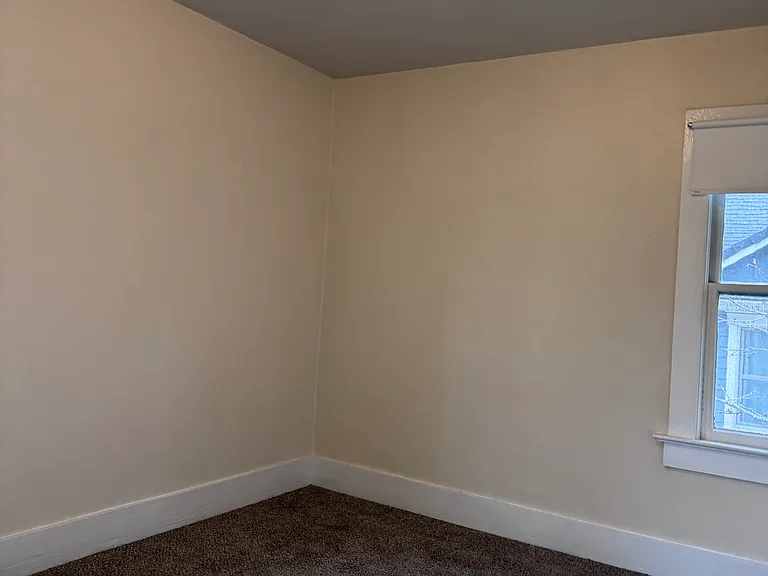 Back bedroom, new carpet!