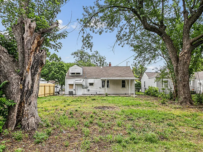 229 S Edwards St — Photo 16