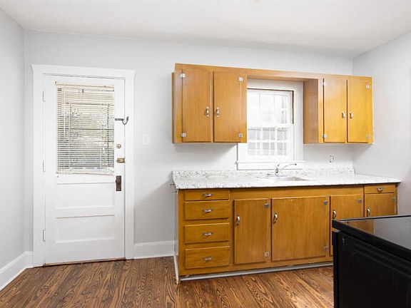 4th image of 1220 Hammond Ave