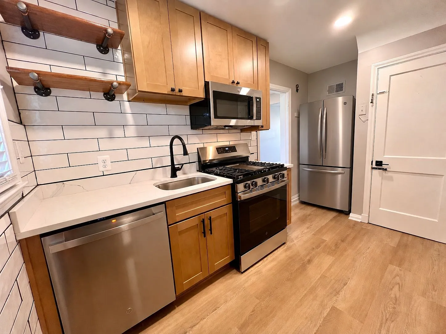 3 bed, 1.0 bath, 1600 sqft, $2,200 — Photo 2