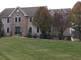 570 Ashwood Dr, Nazareth, PA 18064