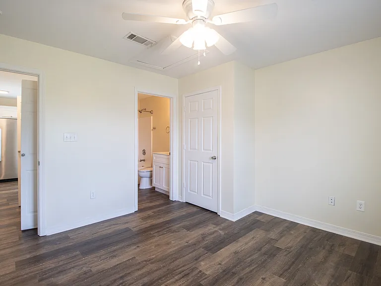 420 Richmond Dr — Photo 9