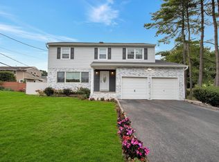 35 Pal St, Plainview, NY 11803