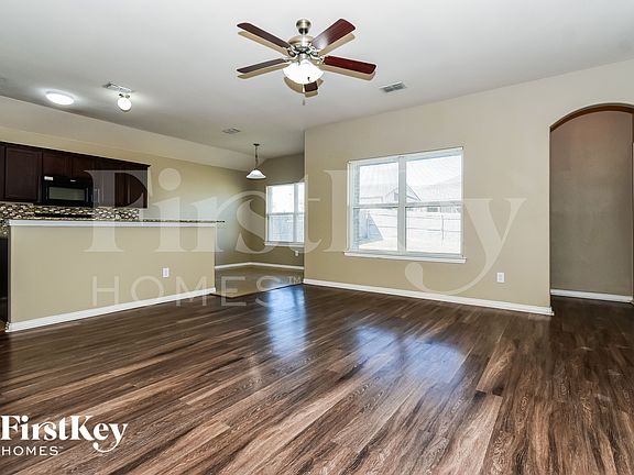 2nd image of 1827 Willowbrook Dr
