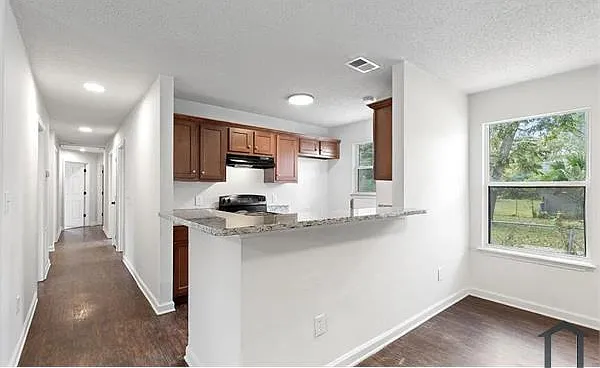 5 bed, $2,200 — Photo 2