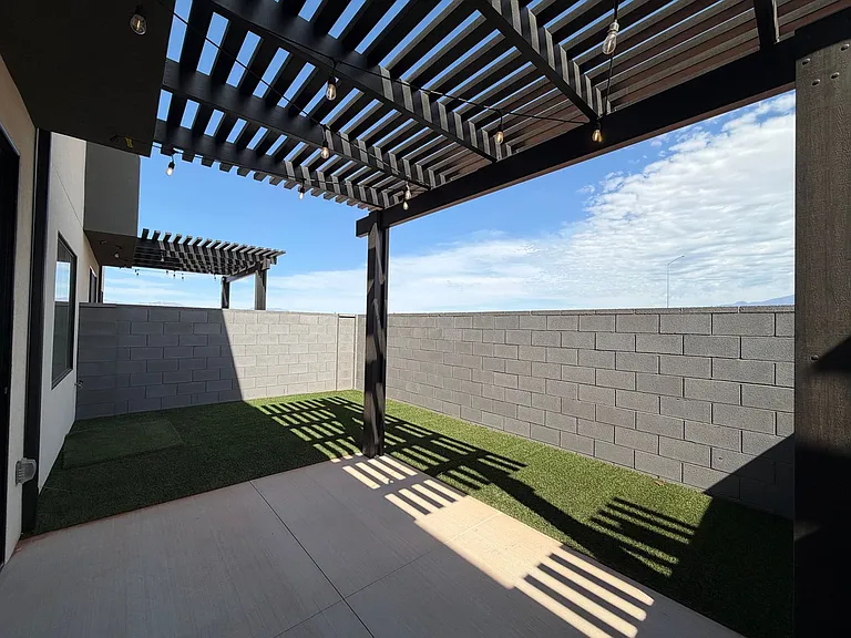 577 E Hemsworth Ln — Photo 19