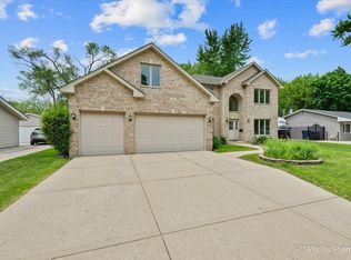 100 Westover Ln, Schaumburg, IL 60193