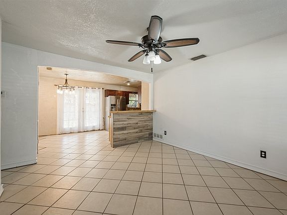2nd image of 913 Russell Rd
