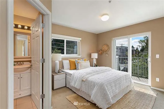 primary bed + balcony