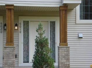 6010 Upper 35th St N, Oakdale, MN 55128