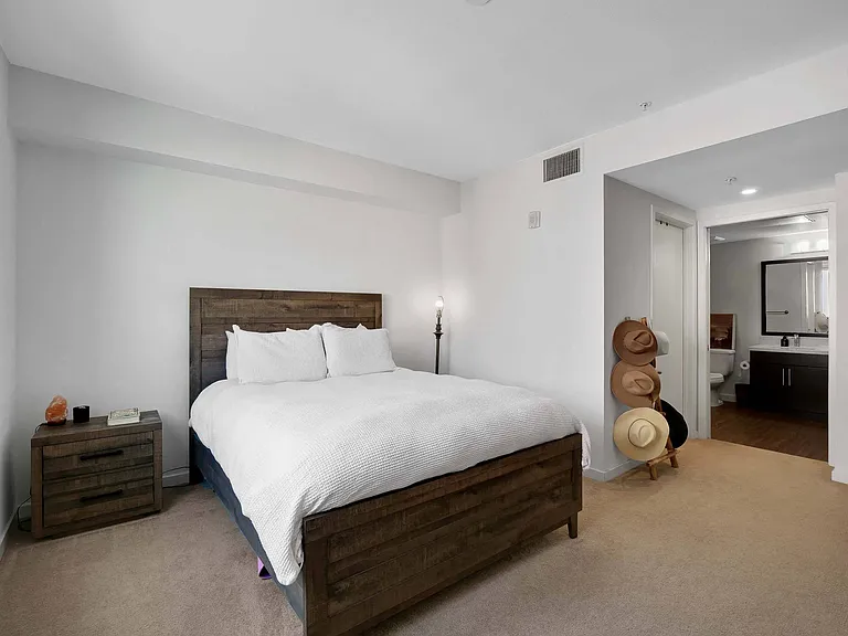 The Metropolitan at Larchmont Village — Photo 14