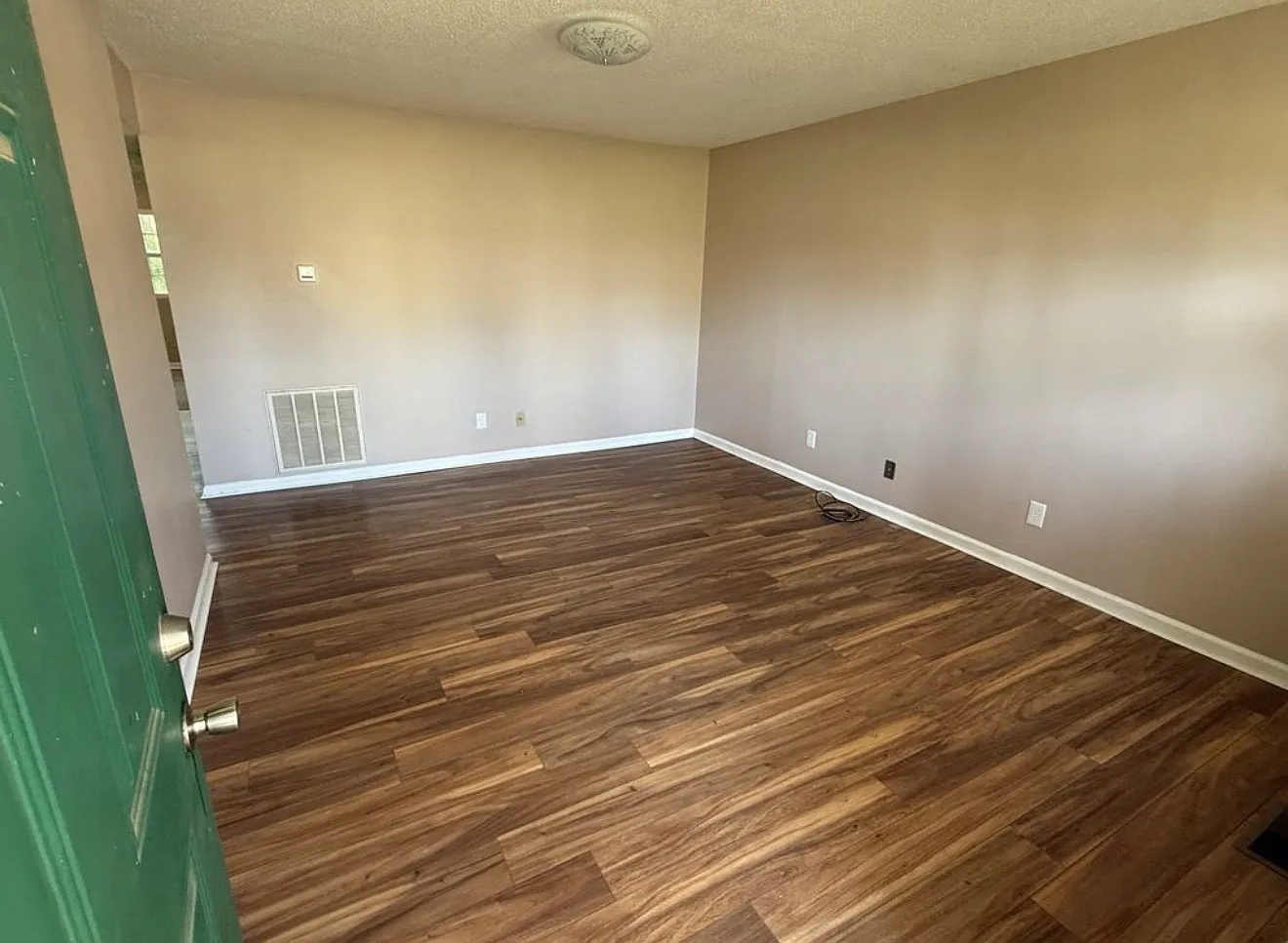 2 bed, 927 sqft, $1,200 — Photo 3