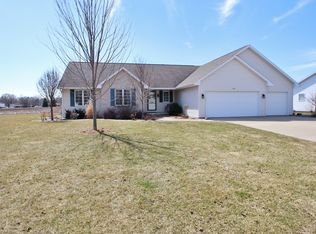 2880 Blue Spruce Dr, Green Bay, WI 54311