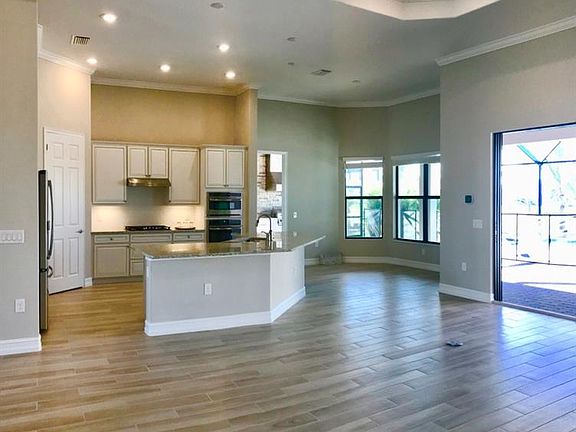 2nd image of 2284 Somerset Pl
