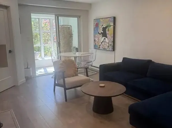 108 Esplanade W, North Vancouver, BC