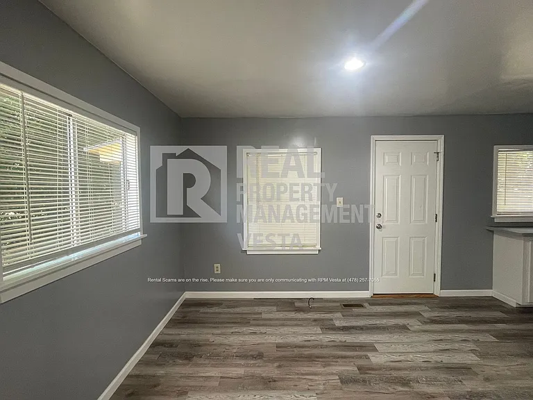 2875 Barrett Ave — Photo 6