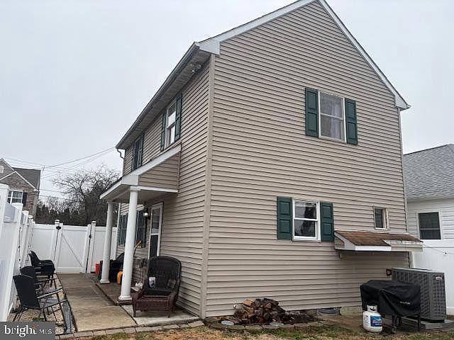 1st image of 219 Connor St