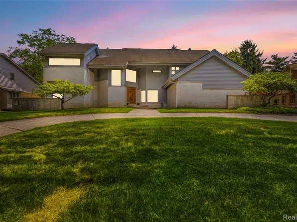 4057 Fox Lake Dr, Bloomfield Hills, MI 48302