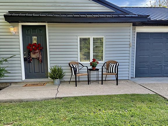 2nd image of 113 Dawn Ln