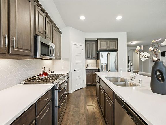 2nd image of 1733 Lark Ln