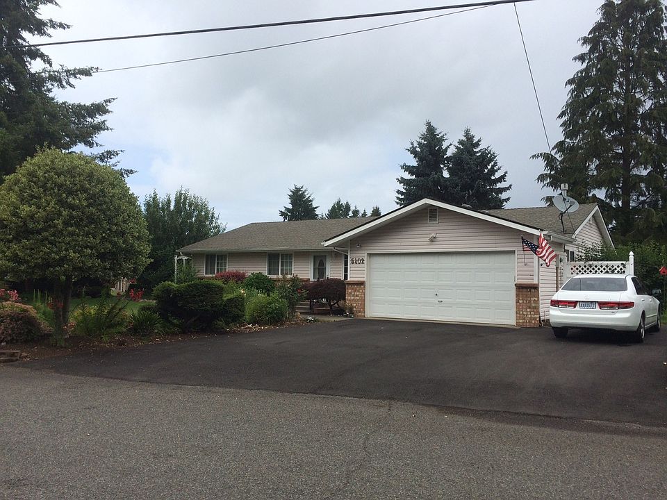 Front of house with 2 car garage