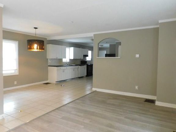 2nd image of 401 Oakley Ave