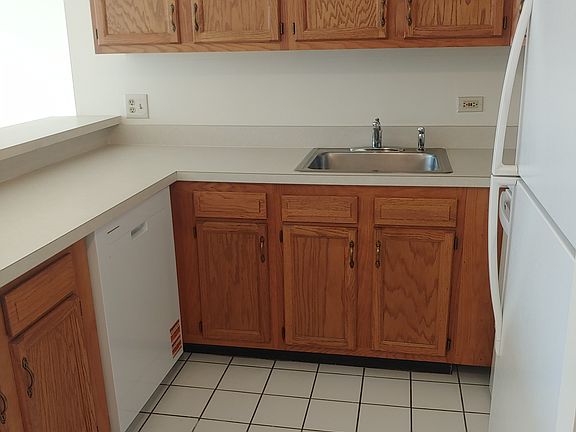 4th image of 5820 Oakwood Dr Unit 5J