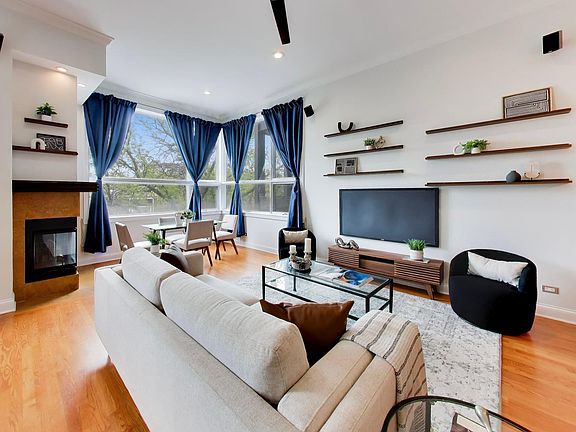 4th image of 1530 N Wood St #3