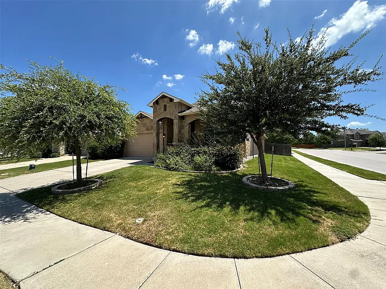 1919 Mexia Dr — Photo 3