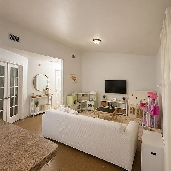 2113 N Normandy Blvd — Photo 5
