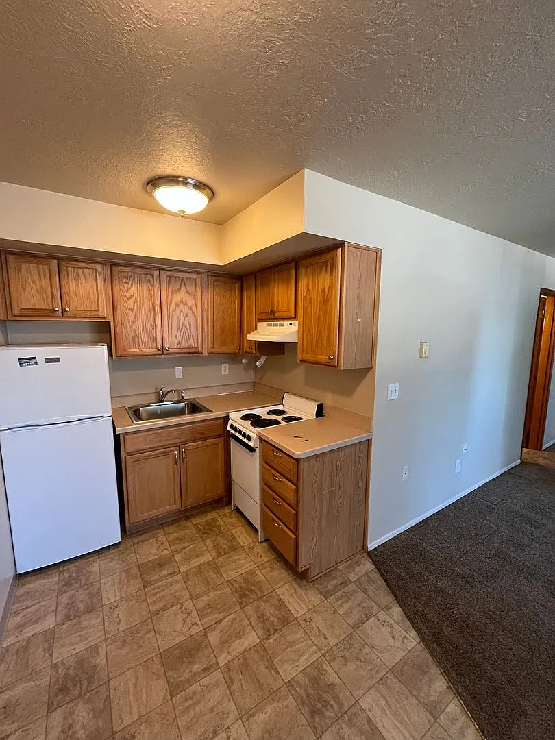 Charming Studio Unit Near Downtown Redmond - The Pines Apartments — Photo 4