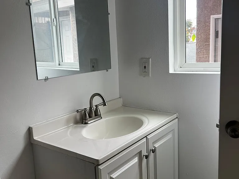 1309 W 62nd St #1309 — Photo 12