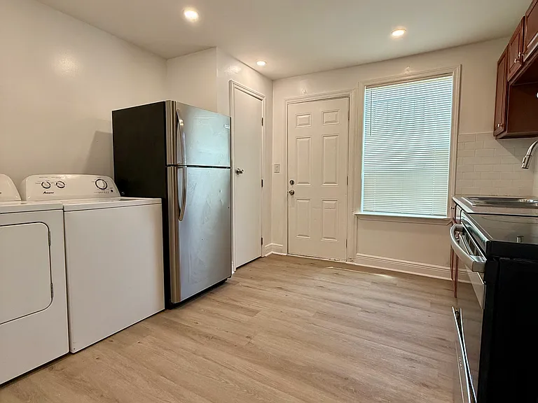 Kitchen w/laundry