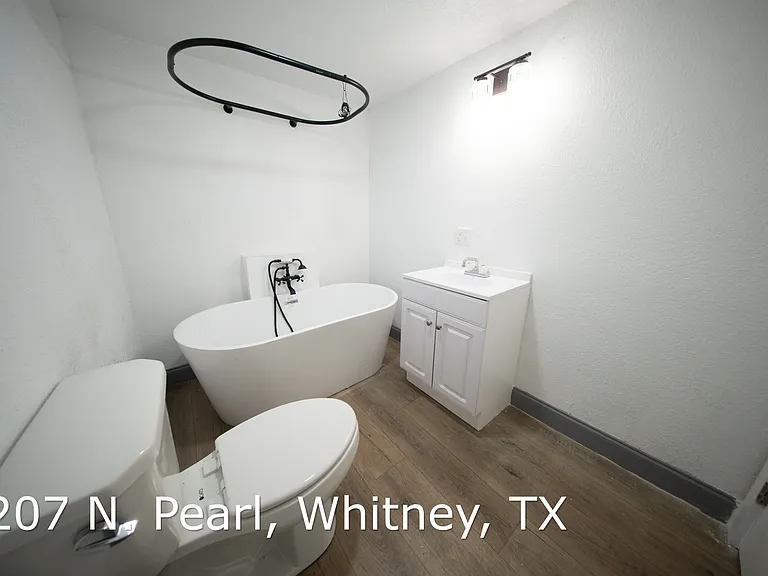 207 N Pearl St — Photo 3