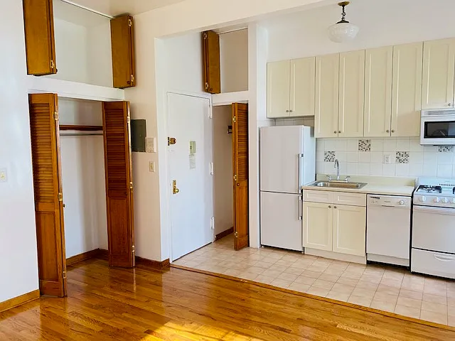 245 W 16th St #C2 — Photo 23