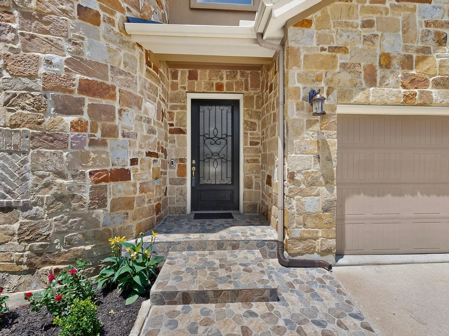 4 bed, 4.0 bath, 3182 sqft, $3,500 — Photo 2