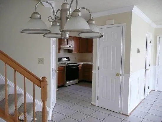 2146 Bristol Dr — Photo 2
