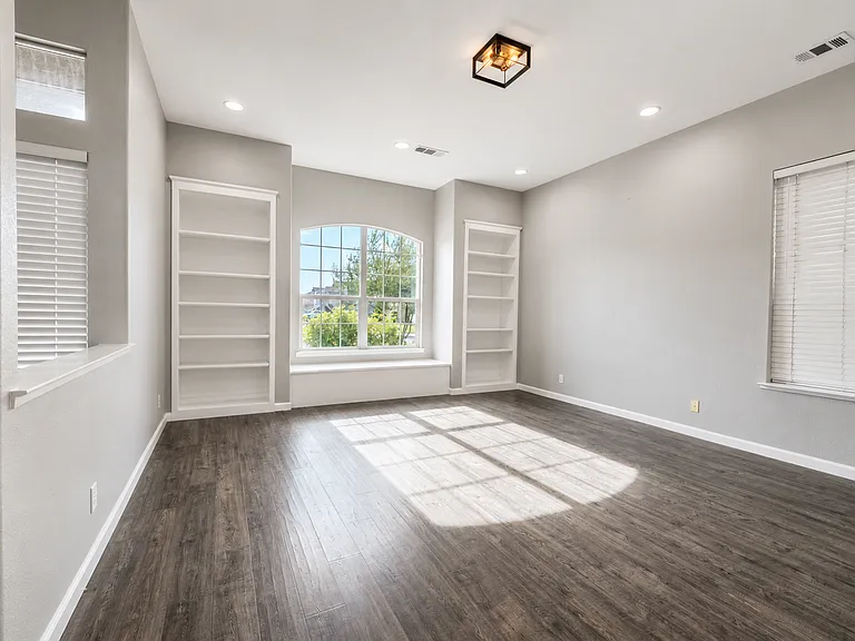 621 Pecan Dr — Photo 2