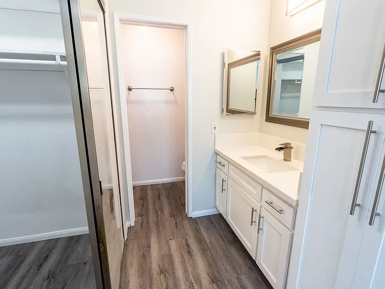 1635 North Martel Avenue — Photo 59